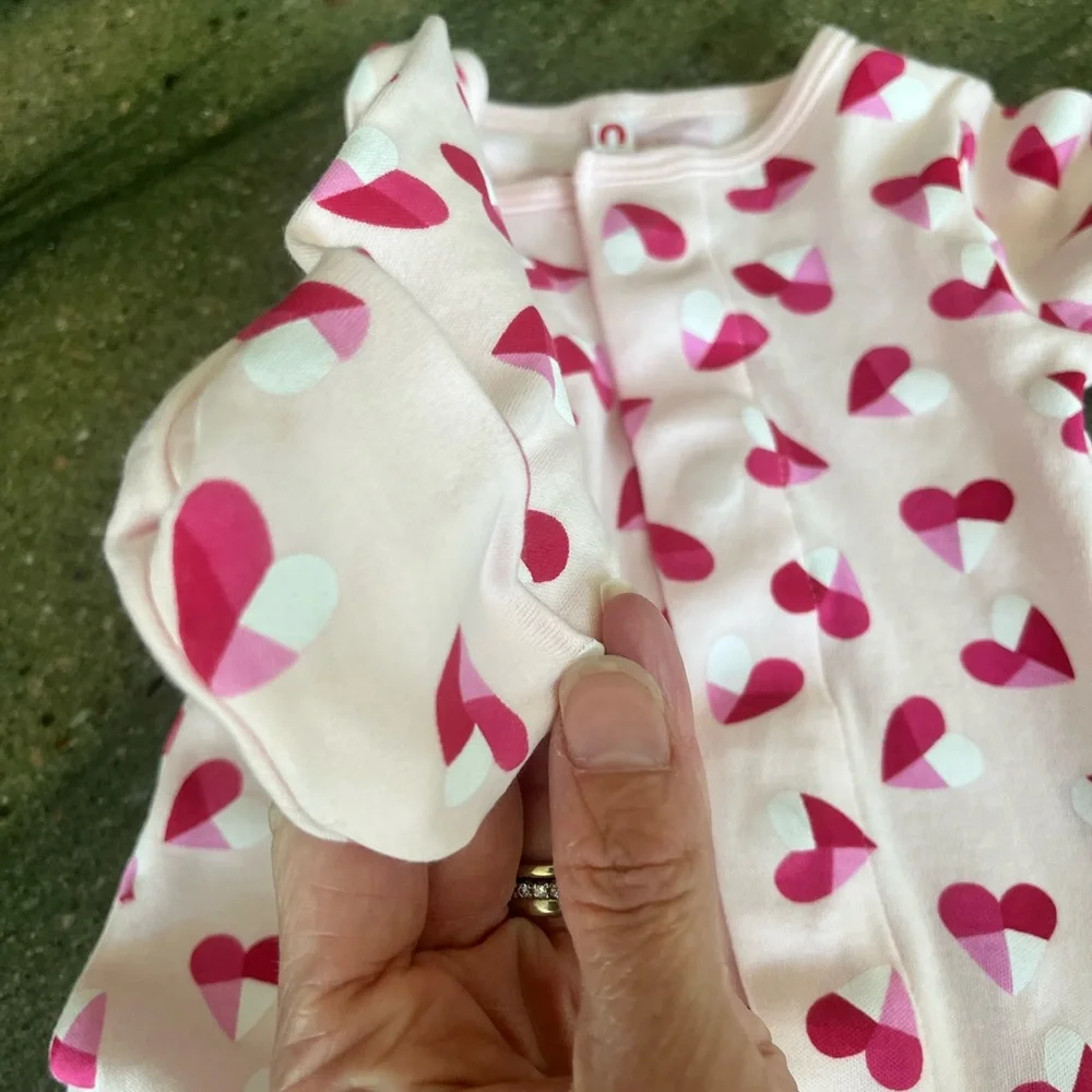 2pack Newborn (5-8lbs) Magnetic closure and Built in mittens!